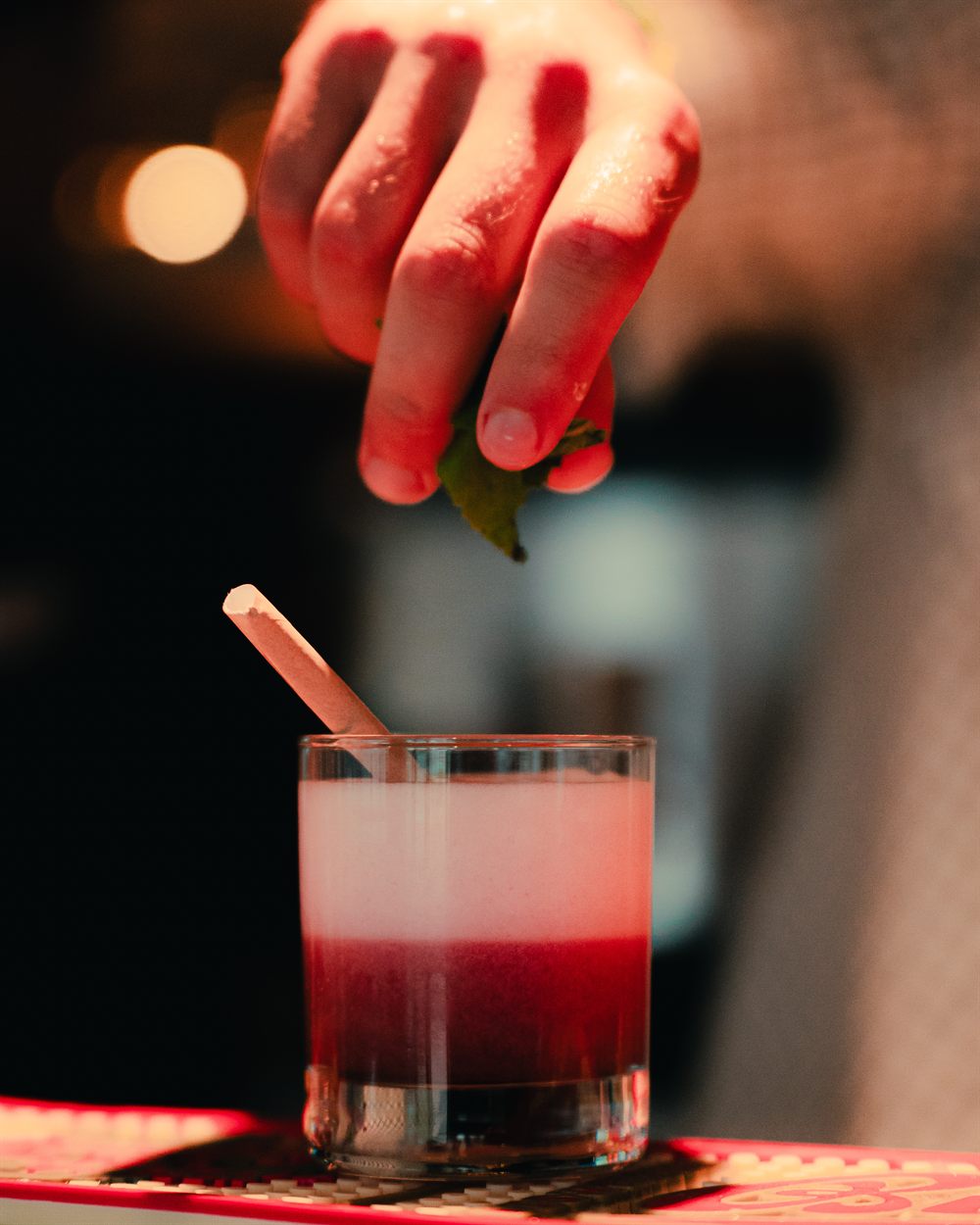 Cocktail maison finalisé à la feuille de menthe au bar d'Amann!