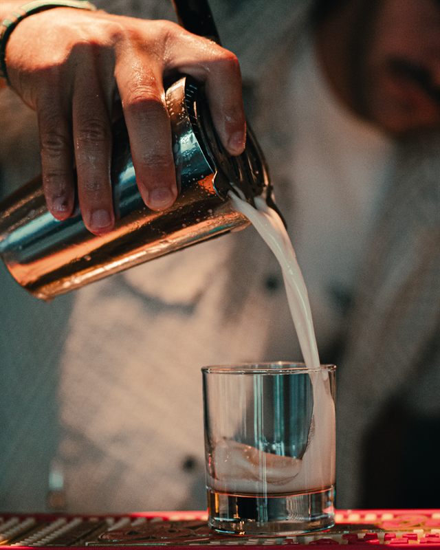 Cocktail versé au shaker au bar d'Amann!