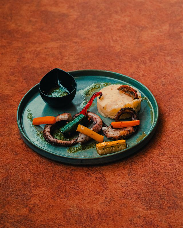 Poulpe grillé en persillade, écrasé de pommes de terre et légumes