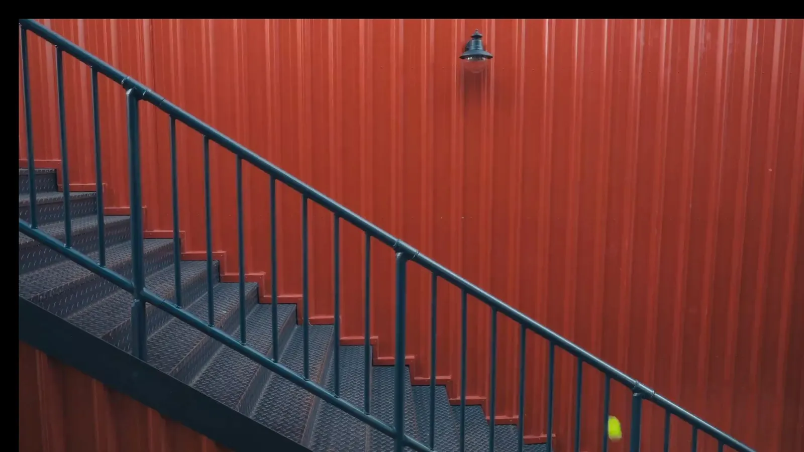 Escalier extérieur d'un club Casa Padel