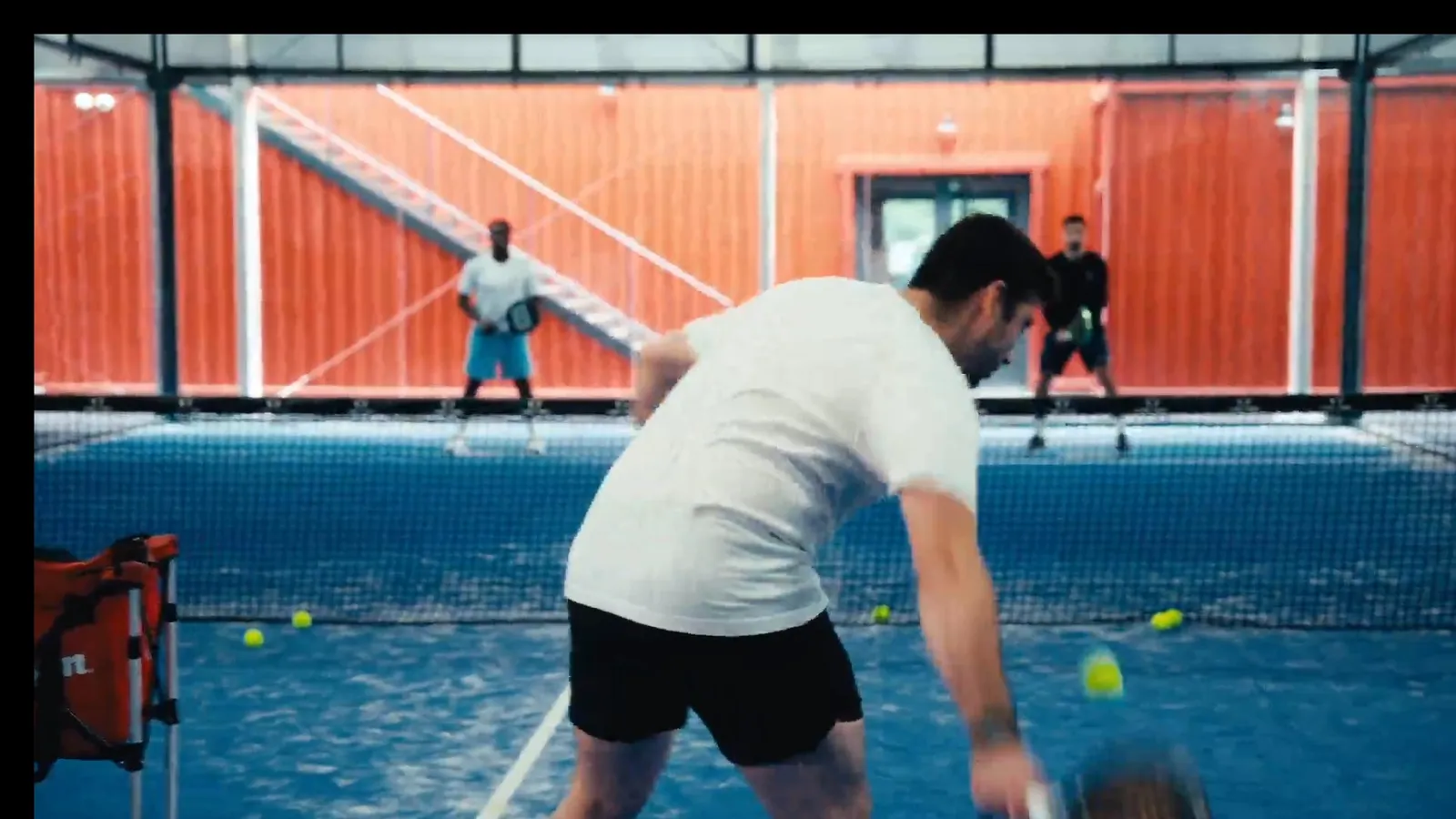 Joueur en plein coup sur un terrain Casa Padel
